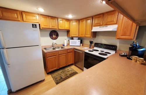 Crescent Beach Condo | Pelican Inlet Retreat: Beach Access, Pool & Tennis