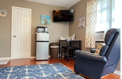 Northeast Pensacola Apartment | Pelican Nest-Charming Suite/Pool/Jacuzzi Tub/Private Balcony!