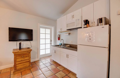 Uptown - Upper Duval Cottage | Pelican Suite | Cozy Cottage, Hot Tubs, Close to Duval!
