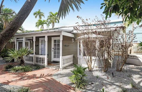 Uptown - Upper Duval Cottage | Pelican Suite | Cozy Cottage, Hot Tubs, Close to Duval!