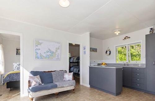 Russell Cottage | Pencarrow Cottage - Russell Holiday Home