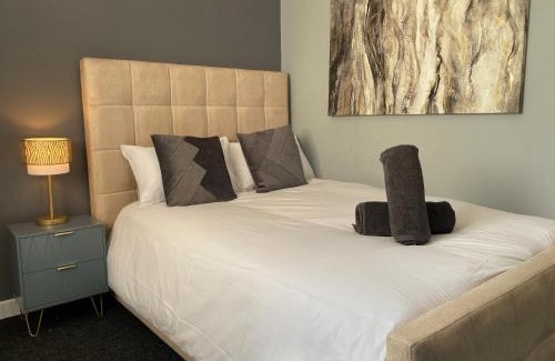 Colwyn Bay Apartment | Pendle House - Apt 4 - 3 min walk to beach & Shops!