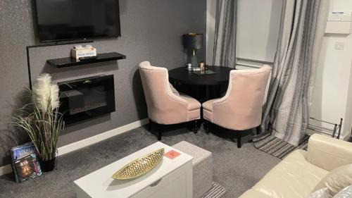 Peterborough House | Penelope Maison - London in 50 Mins, Free Parking, 1 BDRM Home