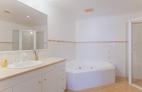 Soldiers Point Apartment | Peninsula Waters, 2/2-4 Soldiers Point Road - three bedroom unit, spacious private courtyard & WIFI