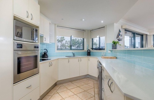 Soldiers Point Apartment | Peninsula Waters, 3/2-4 Soldiers Point Rd - Beautiful Air Conditioned Unit with Pool, Lift & WIFI