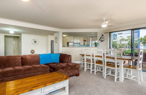 Soldiers Point Apartment | Peninsula Waters, 3/2-4 Soldiers Point Rd - Beautiful Air Conditioned Unit with Pool, Lift & WIFI