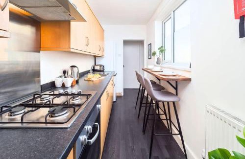Stoke-on-Trent House | Penkhull House by Truestays - 4 Bedroom House in Stoke-on-Trent