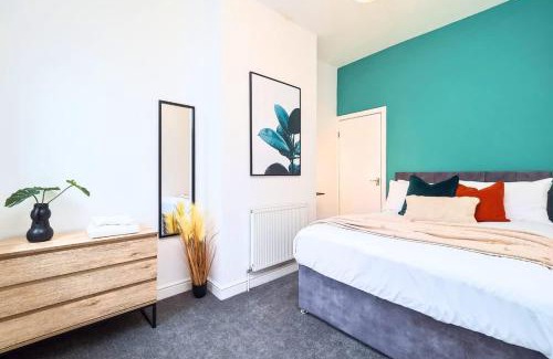 Stoke-on-Trent House | Penkhull House by Truestays - 4 Bedroom House in Stoke-on-Trent