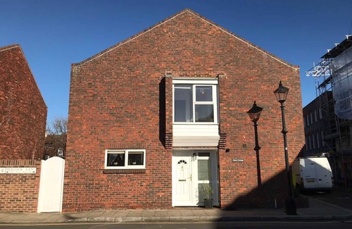 Portsmouth Cottage | Penny Cottage close to Historic Dockyard Gunwharf Quays & Portsmouth Cathedral