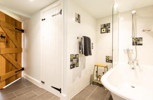 Newport House | Penrhiw - a country cottage with mountain views