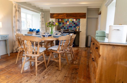 Saint Gennys Cottage | Penrose Cottage - a cottage that sleeps 8 adults + 2 children in 5 bedrooms