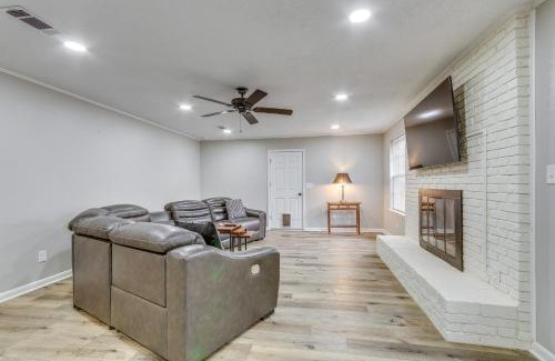 Myrtle Grove House | Pensacola Home with Private Yard 7 Mi to Downtown!