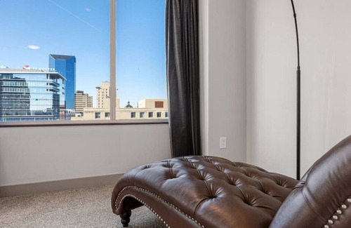 Martin Luther King Condo | Penthouse @ 175 LEX -Walk to Rupp Arena on Main St