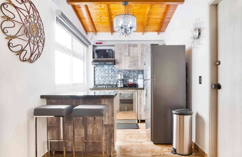 Medellin Apartment | PENTHOUSE 401 ONE BEDROOM HOT TUB BALCONY AC WIFI, Dish Washer 4k TV