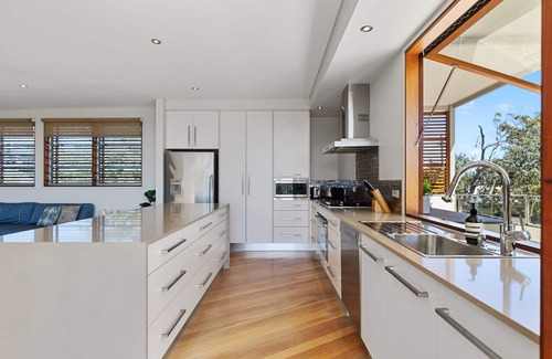 Point Lookout Apartment | Penthouse apartment in central Point Lookout. Walk to beach.