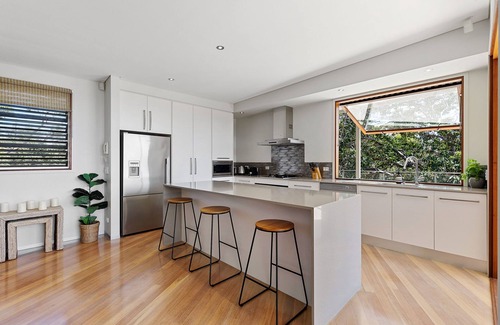 Point Lookout Apartment | Penthouse apartment in central Point Lookout. Walk to beach.