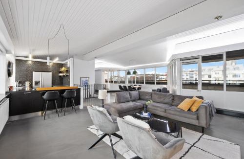 Downtown Apartment | Penthouse apt on the shopping street-Free parking