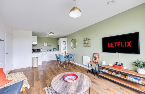 Milton Keynes Apartment | Penthouse Flat Central MK Balcony Parking