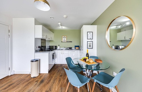 Milton Keynes Apartment | Penthouse Flat Central MK Balcony Parking