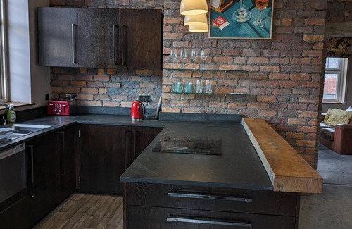Merthyr Tydfil Apartment | Penthouse-HighStreet-Sleeps2-87WS