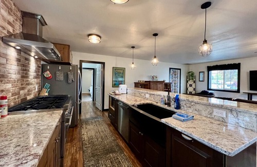 Baker City Apartment | Penthouse on Valley, 2 Bdrm with a Gorgeous Kitchen! Local Golfing 50% Off!
