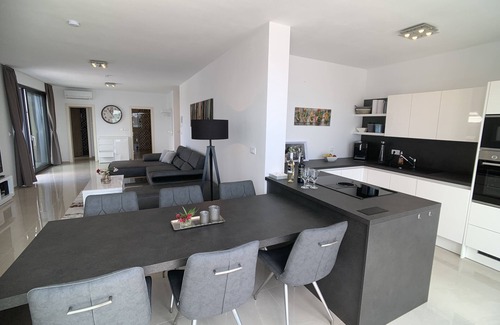 Medulin Apartment | Penthouse "SEAVIEW" 1. Sea line with pool in the complex