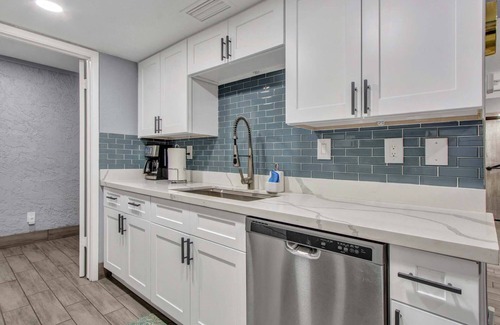 North Mountain Condo | Penthouse suite two bed, kingsize beds, updated, heated pool & spa