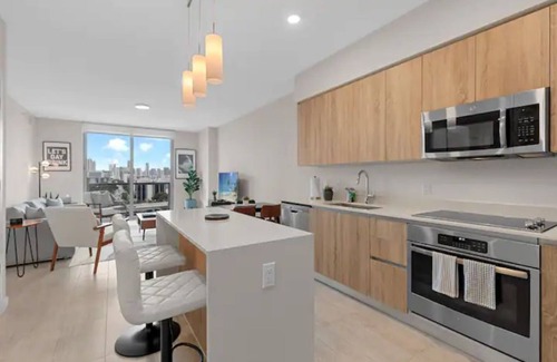 Northeast Miami Condo | Penthouse | The Miami Life | King Bed | Parking | Fast Wifi | Amazing Views