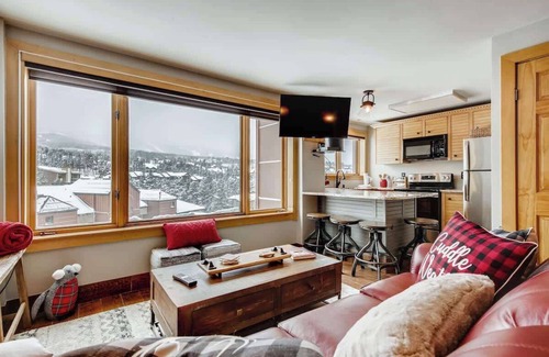 Peak 9 Condo | Penthouse View, Ski On/Off/Ski Locker/Pool/Hot tub