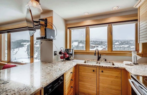 Peak 9 Condo | Penthouse View, Ski On/Off/Ski Locker/Pool/Hot tub
