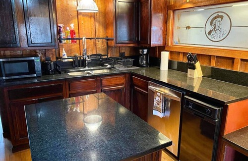 Doniphan County Cabin | Penthouse w/Boho Loft, Jacuzzi, + Balcony -3 bdrm