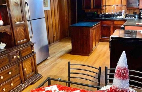 Doniphan County Cabin | Penthouse w/Boho Loft, Jacuzzi, + Balcony -3 bdrm