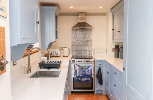 Appledore Cottage | PEPPER'S COTTAGE, pet friendly, with a garden in Appledore