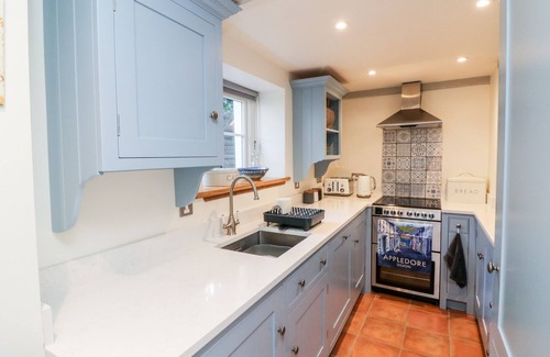 Appledore Cottage | PEPPER'S COTTAGE, pet friendly, with a garden in Appledore