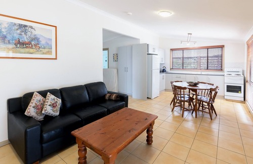 Wollombi House | Pepper Tree Wollombi | Pool, Cabana + Ensuite on every Room | Sleeps 12