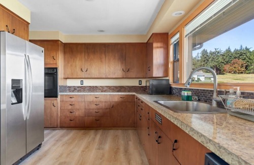 Oak Harbor House | Perch - Balda Getaway: Spacious family friendly rambler with harbor view