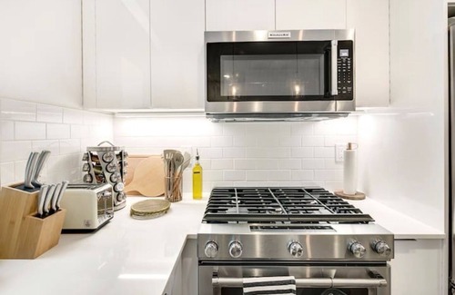 Broadway House | Perch - Capitol Luxe Eight: Walk Score 96! Heart of Capitol Hill