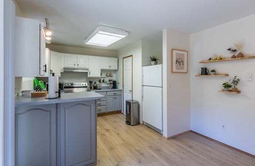 Paradise Estates Cabin | Perch - Ruby Lodge: Cozy Cabin w/Hot Tub & King bed | Pet Friendly