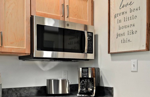 Ocean City Cottage | Perfect 1 Bedroom Cottage Close to the Famous Ocean City Boardwalk!