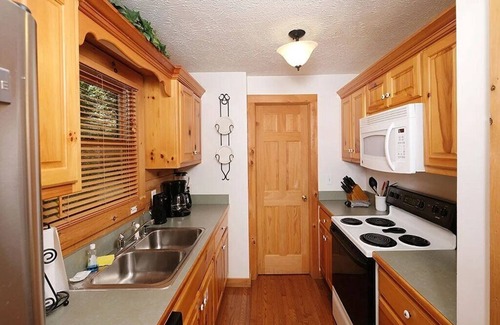 Black Bear Falls Cabin | Perfect 2BD Cabin by Pond! HOT TUB + Near Town