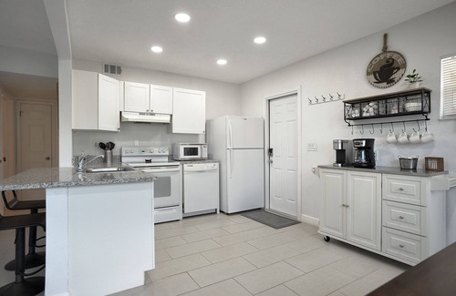 Snug Harbor Estates House | Perfect Beach Location - Spacious, Modern Cottage
