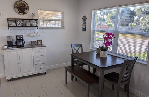 Snug Harbor Estates House | Perfect Beach Location - Spacious, Modern Cottage