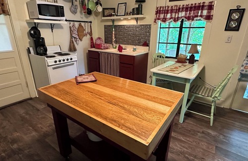 Frankfort Cottage | Perfect Bourbon Trail Couple Getaway