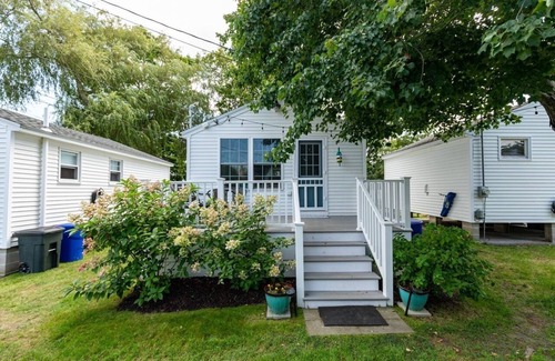 York Beach Apartment | Perfect cottage steps to beach