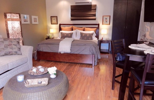 Van Nuys Cottage | Perfect Cottage w/private garden & garage in Sherman Oaks area