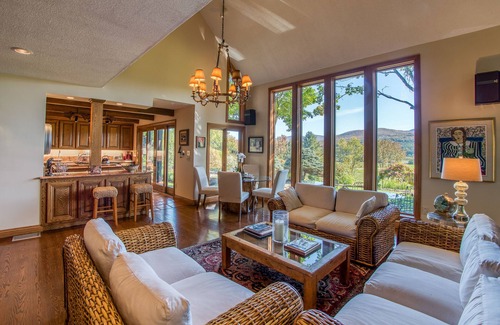 Stowe Area House | Perfect Country Getaway! 10 Minutes to The Slopes and 5 Minutes To The Village!