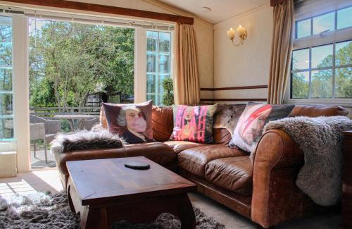 Glentham House | Perfect Couple Retreat, Puppy Lounge & Games Room