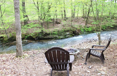 Jones Mills Cabin | Perfect Cozy Romantic Studio Cabin by the creek for two (grey cabin)