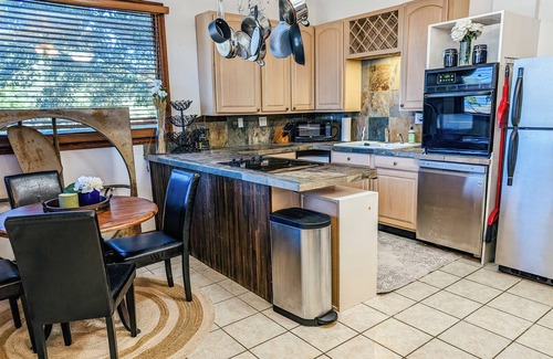 Bacliff House | Perfect Family Escape: Playground, Fire Pit, Games & Boat Parking Near Kemah!