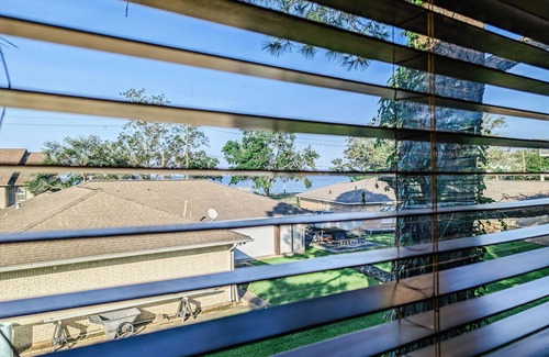 Bacliff House | Perfect Family Escape: Playground, Fire Pit, Games & Boat Parking Near Kemah!